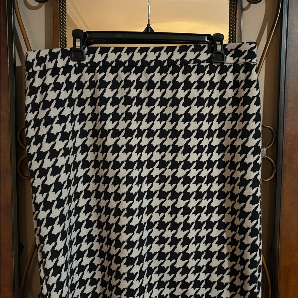 Houndstooth Midi Skirt - Black & White